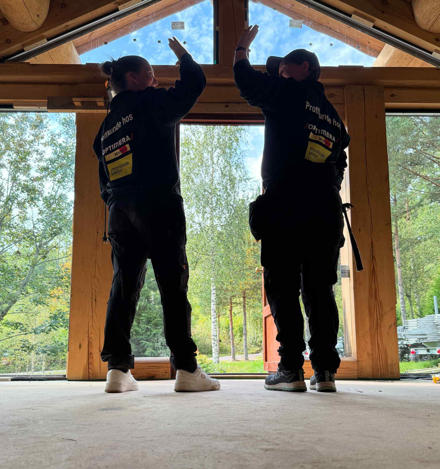 Tømrerne i W.A Bygg arbeider på en takkonstruksjon